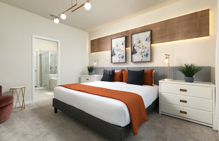 Ukiwa na mapambo ya kisasa na matani ya udongo, chumba hiki cha kisasa kina kitanda cha ukubwa wa malkia.