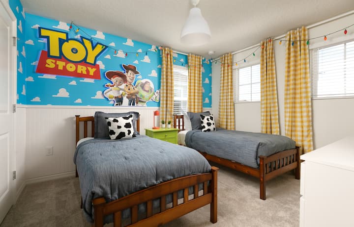 Chumba kingine ambacho watoto watapenda ni kile kilicho na mada ya Toy Story. Pamoja na mapambo ya wahusika wa filamu, ina vitanda viwili vya mtu mmoja.
