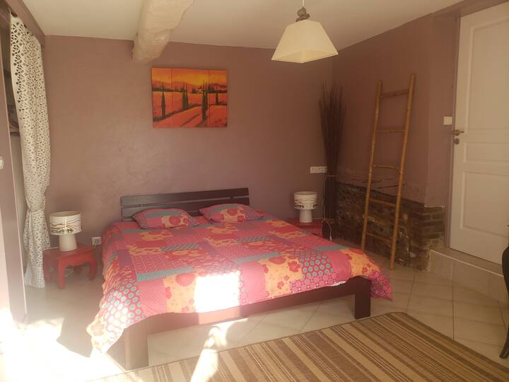 Chumba 1 cha kulala kwenye ghorofa ya chini na kitanda cha 160 x 200