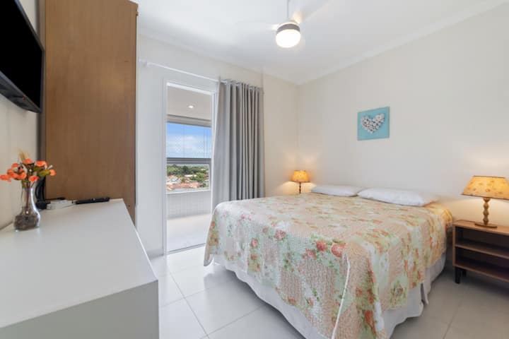 Suitë me krevat dopio "queen", perde që bllokojnë dritën, dalje nga ballkoni, televizor inteligjent, tavolinë, dollap me sirtarë, varëse dhe jastëkë shtesë. Me ajër të kondicionuar ose me ventilator tavani.