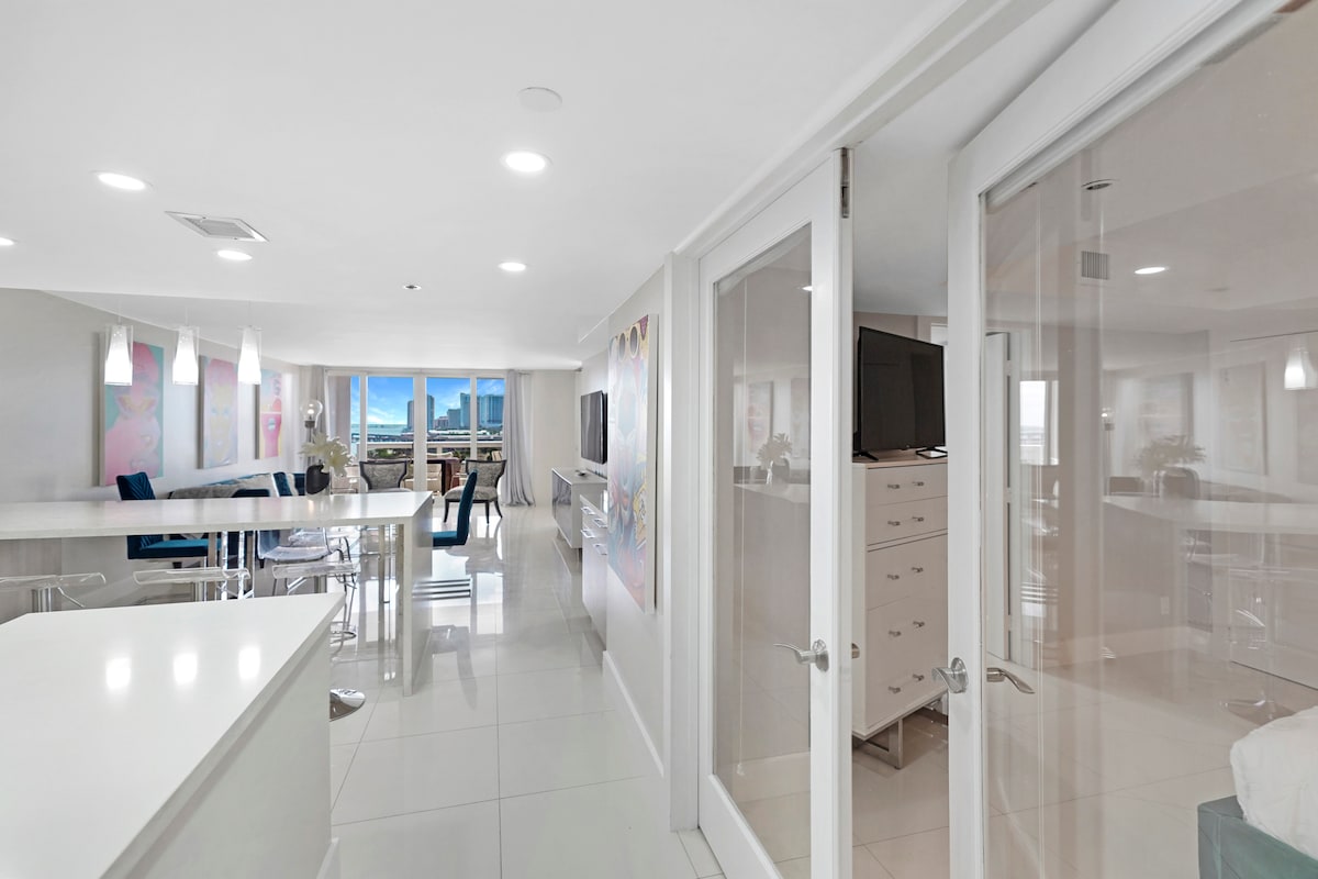 Prednji ulaz, potpuno opremljena kuhinja s lijeve strane, s desne strane je treća spavaća soba u unutrašnjosti