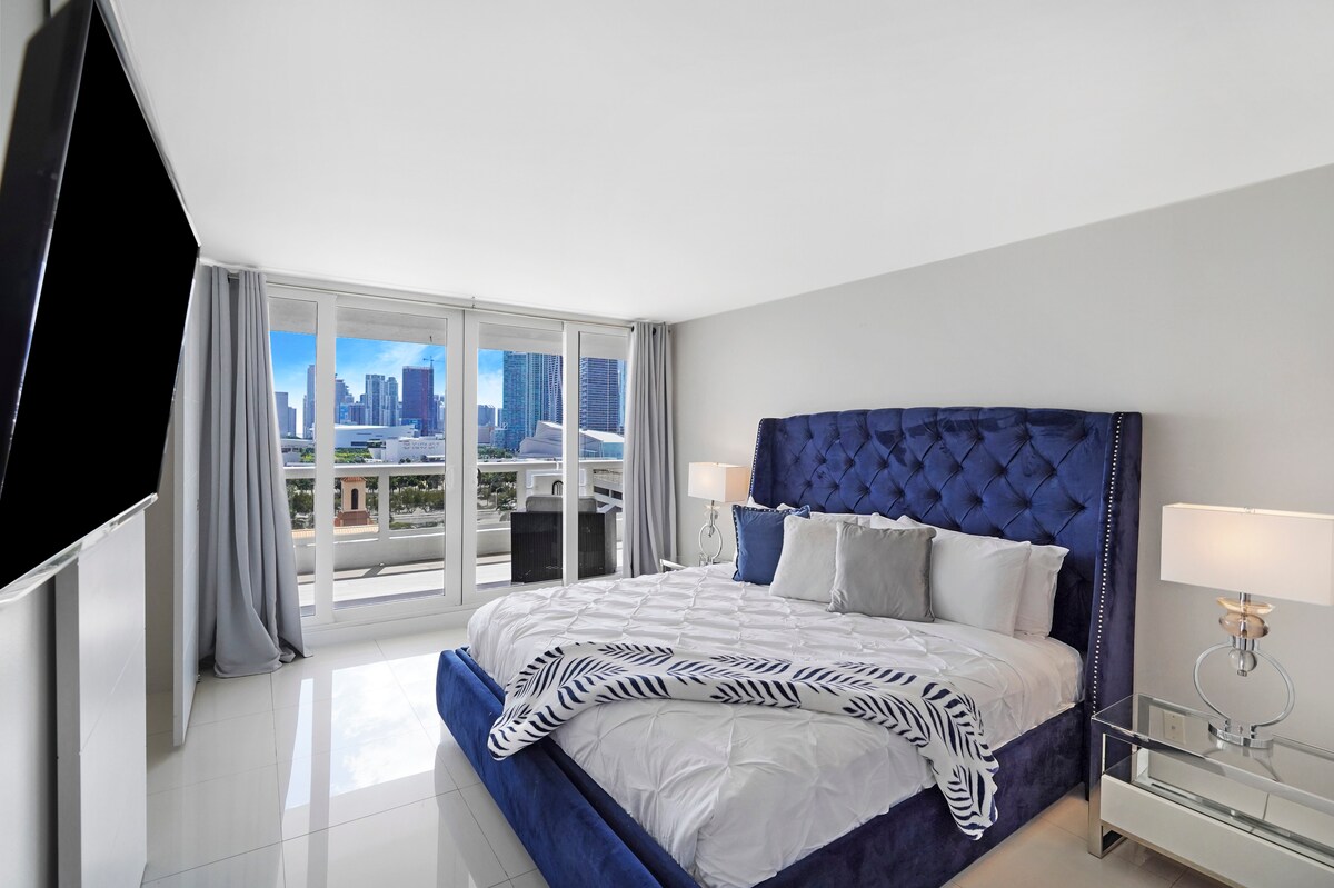 2. spavaća soba, bračni krevet (180x200), Roku streaming TV, klizna zidna vrata u dnevni boravak radi privatnosti, pristup balkonu