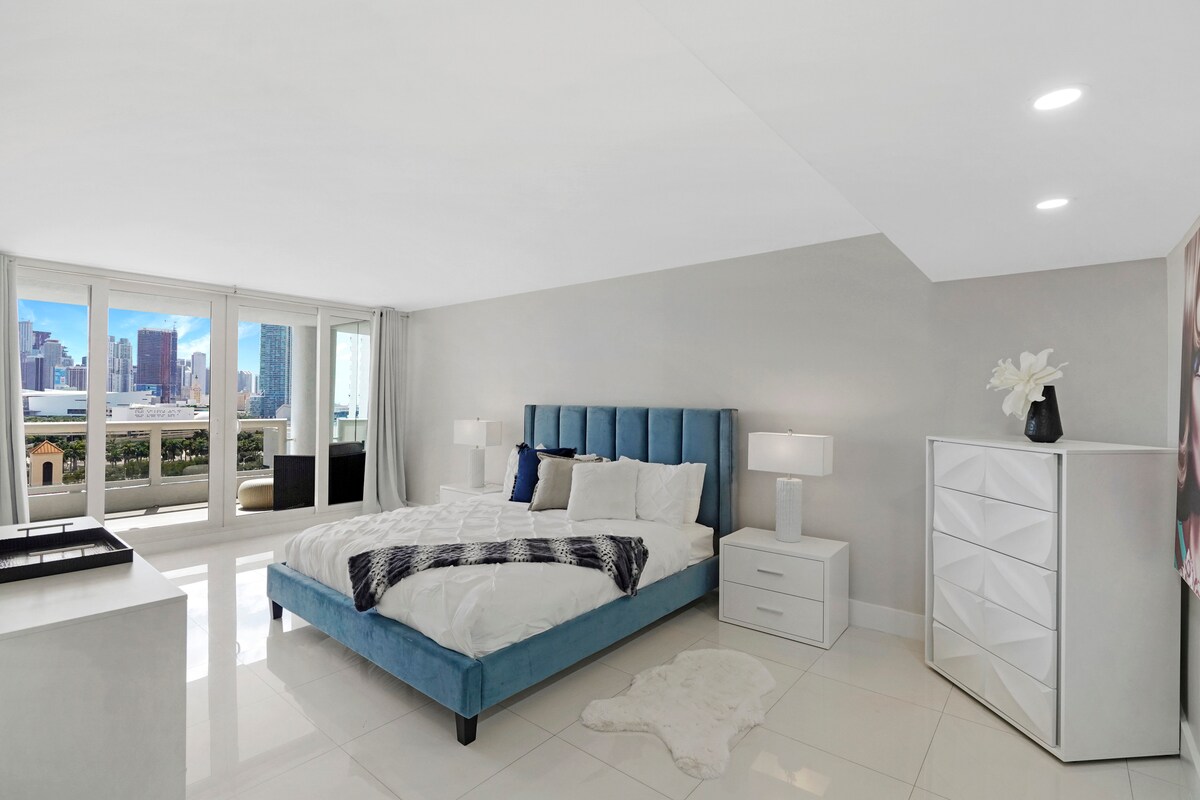 Glavna spavaća soba, bračni krevet, Roku streaming TV, radni stol, pristup balkonu, ugradbeni ormar, glavna privatna kupaonica