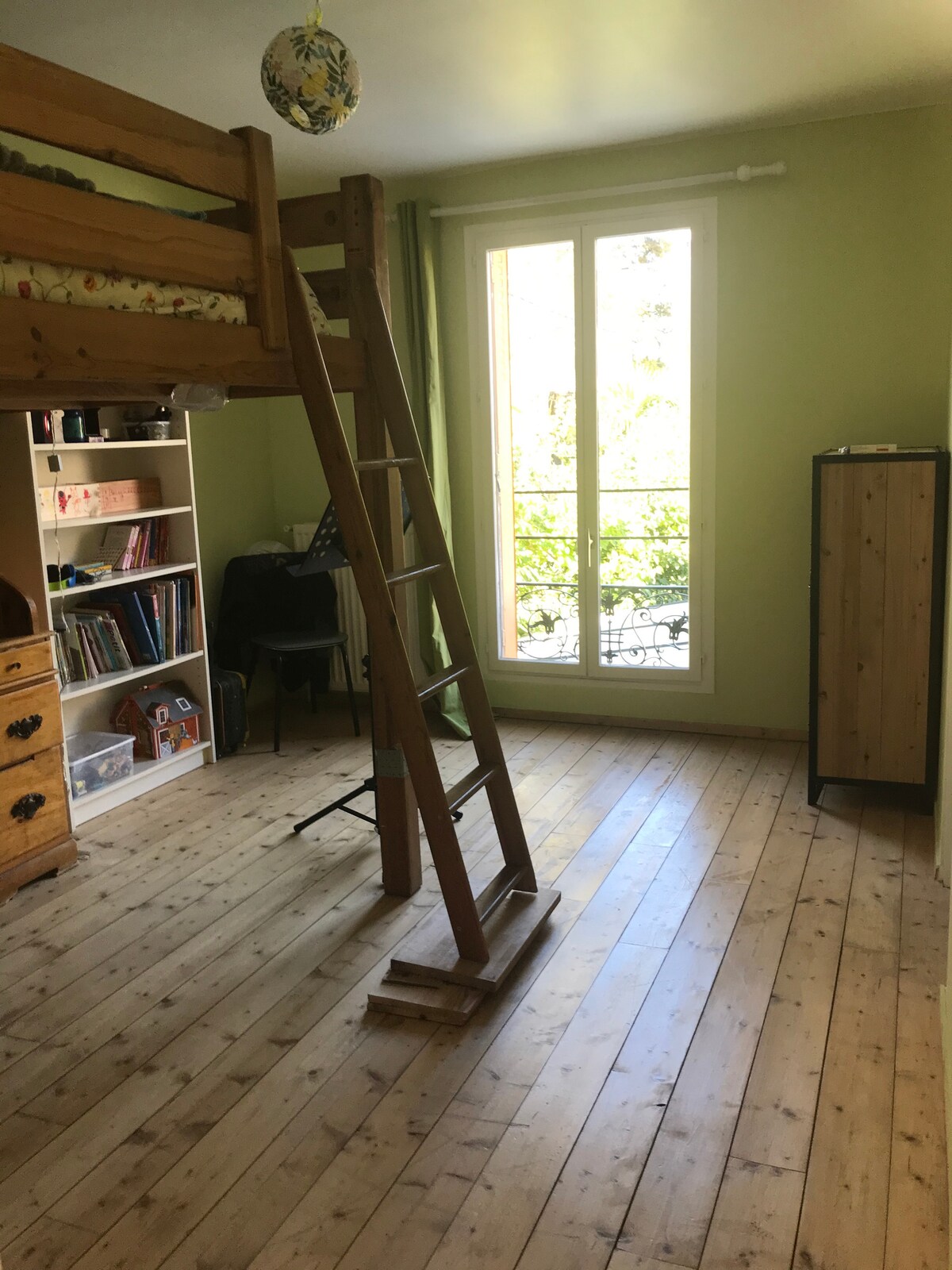 Dhoma e gjelbër në katin e parë, me pamje nga oborri i pasmë. Krevat dopio mezzanine. Banjë ngjitur me vaskën.