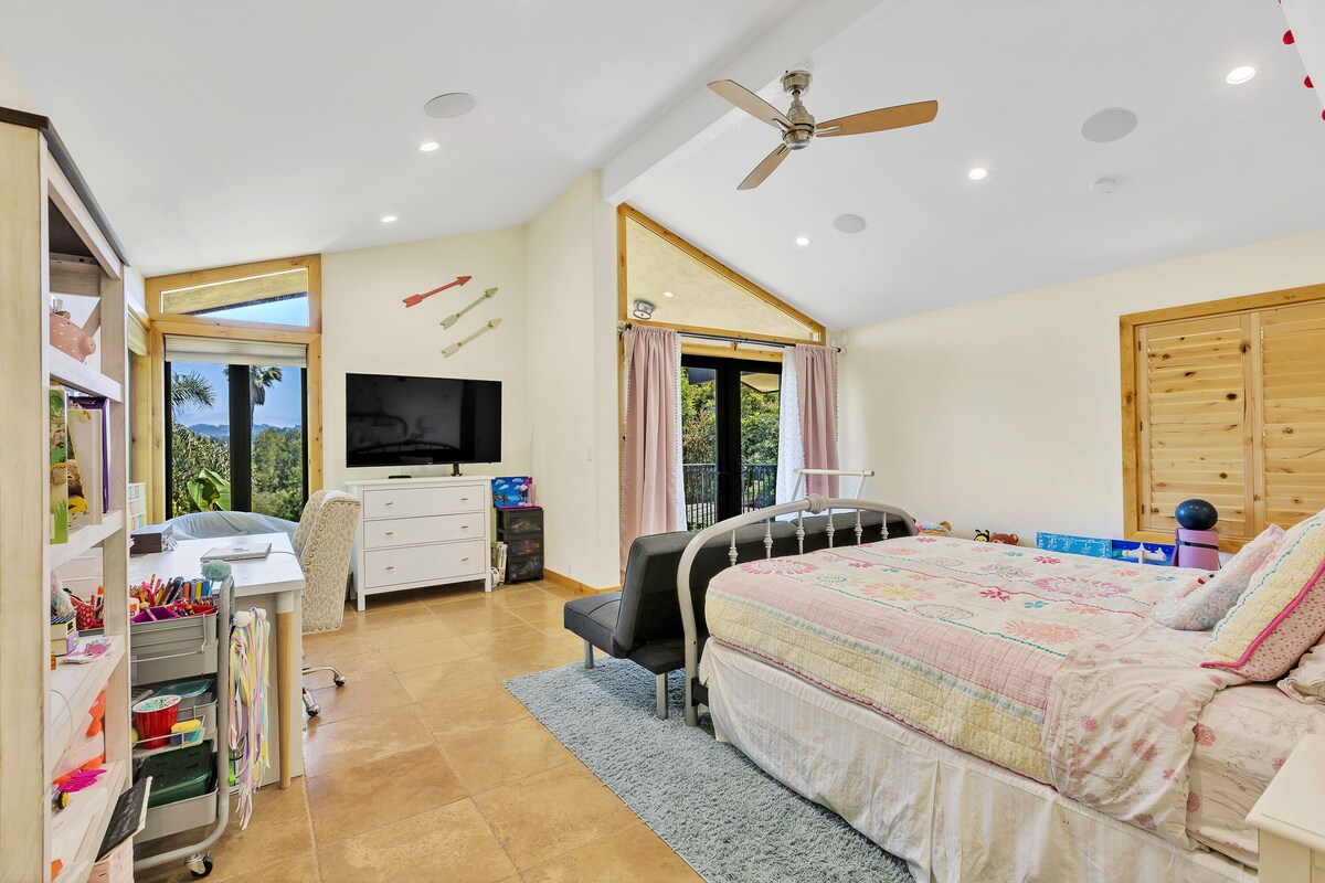 לחוות מפלט של שלווה בחדר השינה הרחב של הבית יוצא הדופן הזה. תוכלו לשקוע בספה הנוחה, ליהנות מהתוכניות האהובות עליכם בטלוויזיה וליצור זיכרונות מתמשכים במקלט המרגיע הזה.
