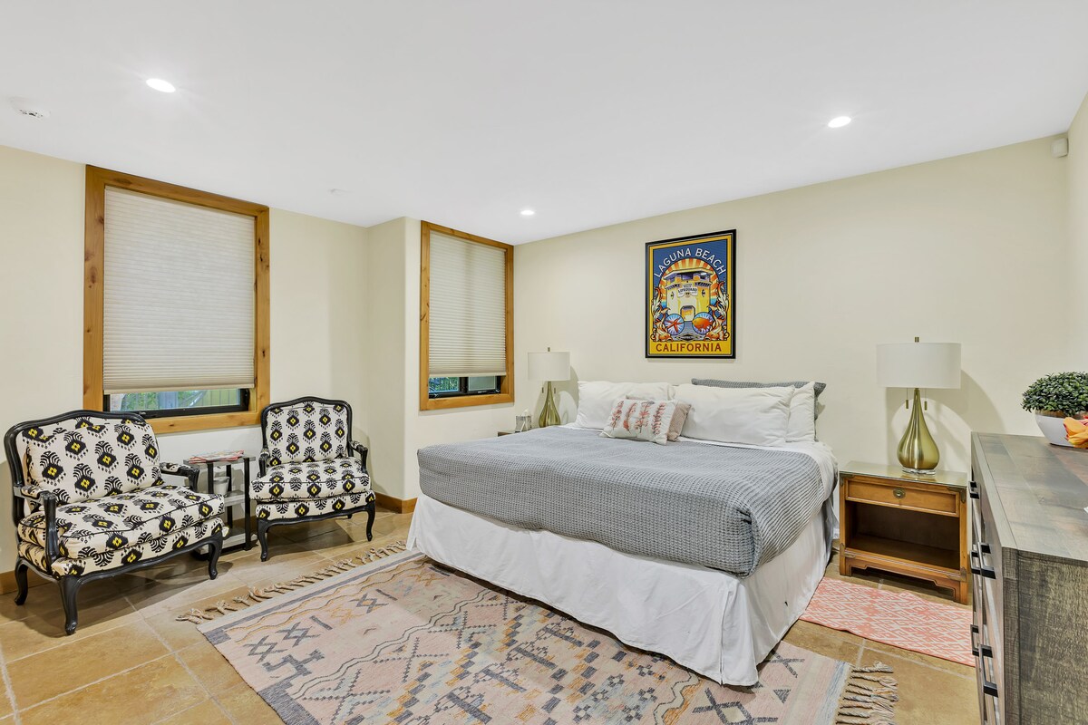 לגלות רוגע טהור בחדר השינה המרווח של הבית המדהים הזה. להתרווח על הכיסאות הנעימים, לטבול את עצמכם בבידור בטלוויזיה ולהתפנק בתערובת המושלמת של נוחות ושלווה.
