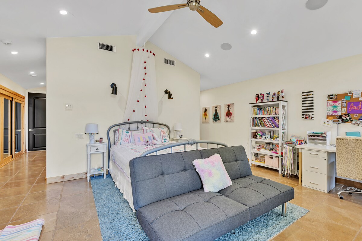 להתפנק בנוחות של חדר השינה הנדיב בבית יוצא הדופן הזה. להירגע על הספה המזמינה, ליהנות מהטלוויזיה לבידור ולחוות מקום מפלט שליו למנוחה ורוגע.
