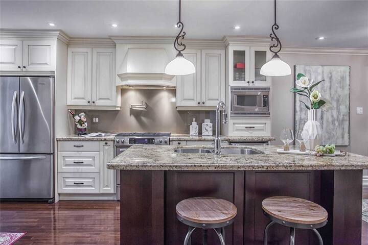York Mills Luxury 5BR House for Family Getaway gallery image 3