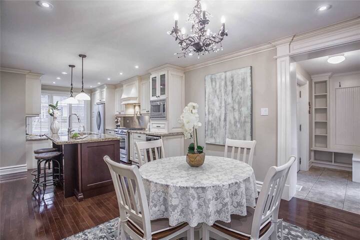York Mills Luxury 5BR House for Family Getaway gallery image 5