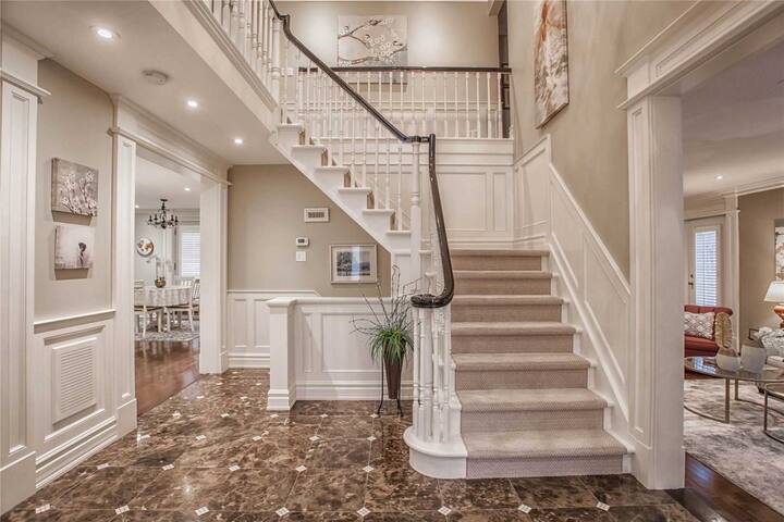 York Mills Luxury 5BR House for Family Getaway gallery image 4