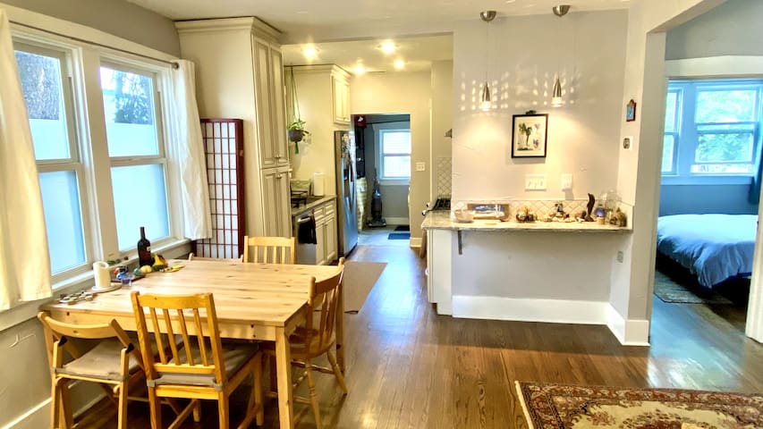 Southwestern Bungalow – Central & Cozy/2BR/2 Bath