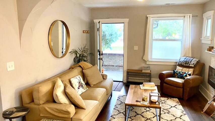 Southwestern Bungalow – Central & Cozy/2BR/2 Bath gallery image 2