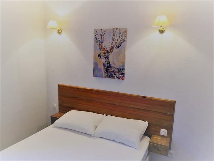 Chambre avec lit 2 places en 140, avec placard et penderie