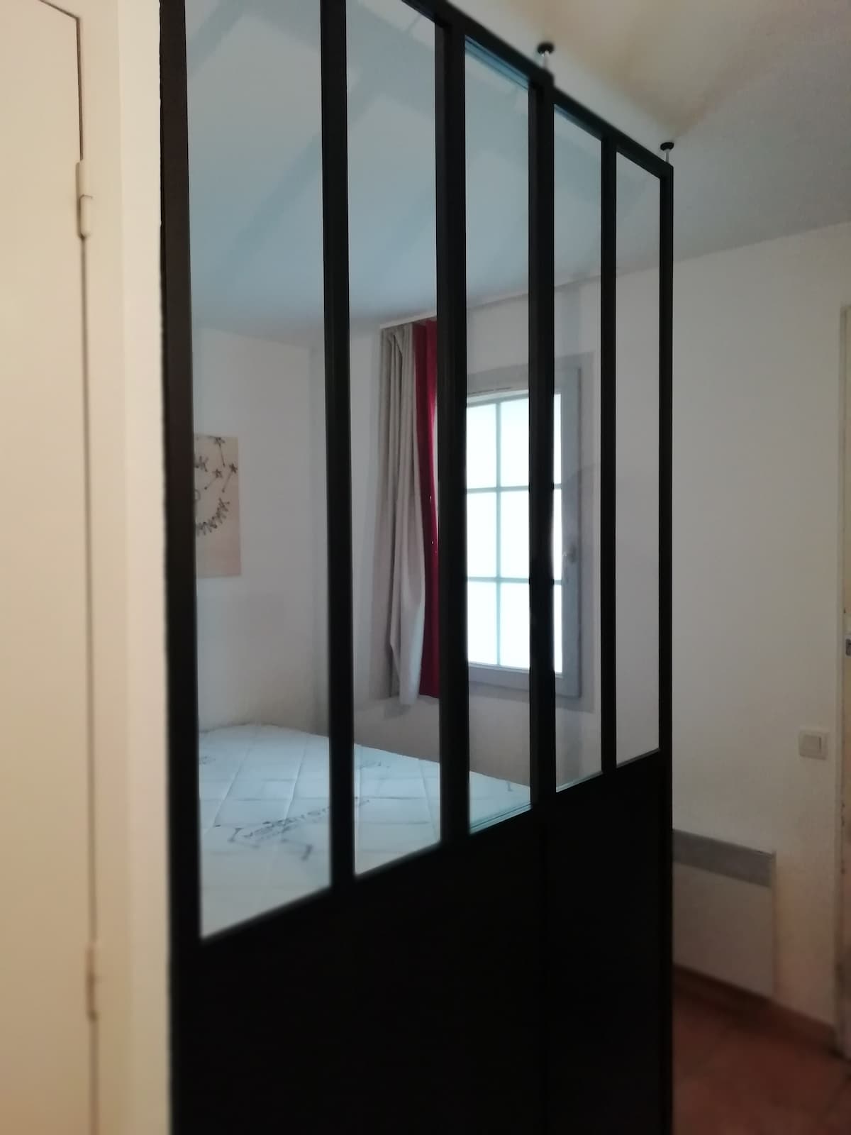 带双人床的卧室 