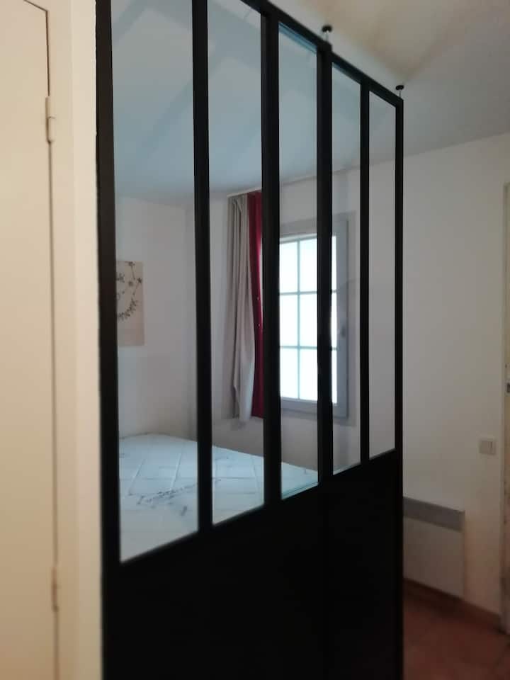 Slaapkamer met een tweepersoonsbed 