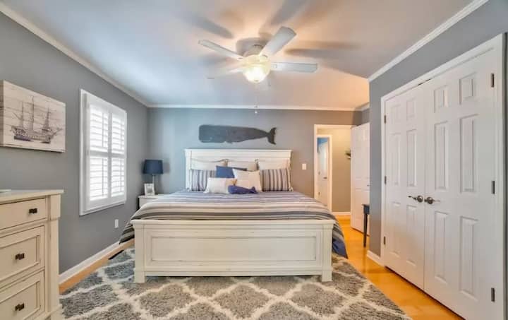 Wake up refreshed and ready for the beach. The King size bedroom features a premium mattress that our guests absolutely love. It’s the five-star sleep you deserve on vacation.