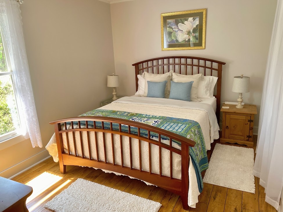 Queen size bed in guest suite.

Your reservation reserves the ENTIRE home (main home AND attached guest suite). Each has its own living and dining areas, bedroom with queen bed & full bath. Sunroom provides additional full-size bed (futon) & 1/2 bath