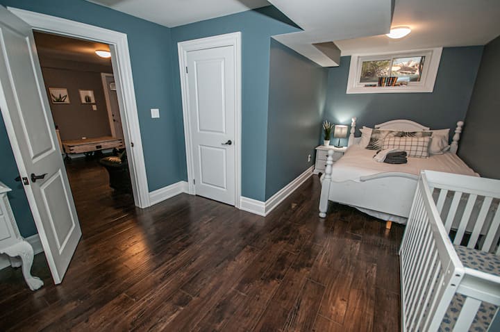 Სარდაფის საძინებელი საწოლითა და ჩვილის საწოლით