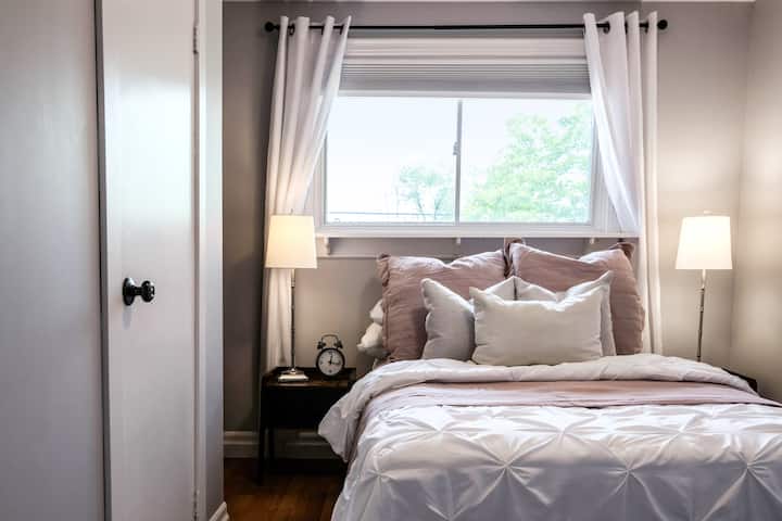 Troisième chambre à l'étage (lit double et lit simple - arrangement différent de celui de la photo)