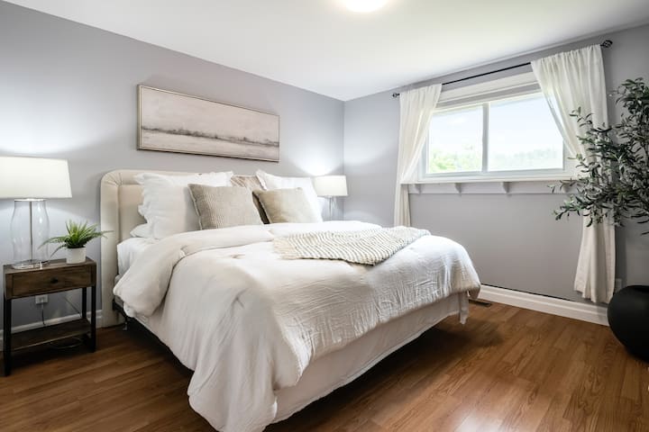 Chambre des maîtres (literie/table de nuit différente de la photo) 