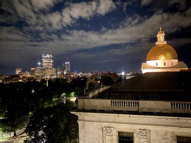 Spectacular views in a spacious Beacon Hill 2bd2ba