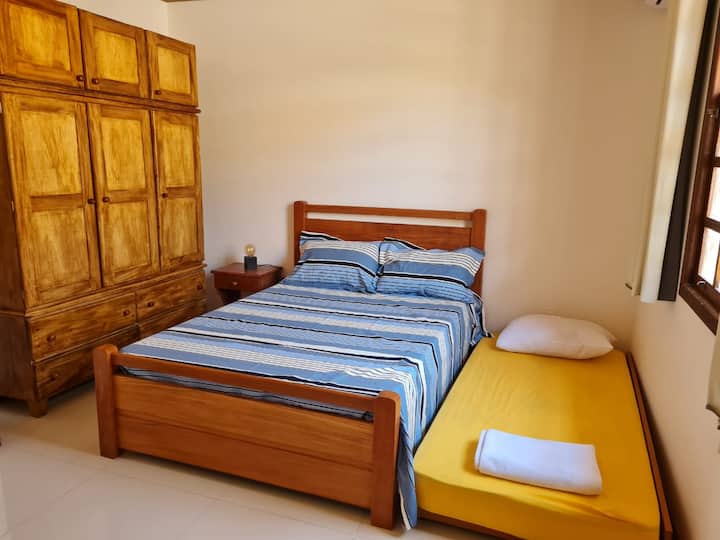 Спална соба 1 со двоен кревет и отворен вграден кревет подготвен за користење.