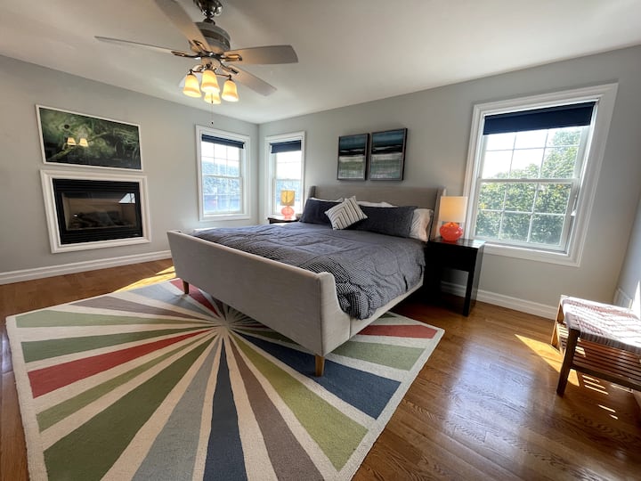 Dormitorio principal con cama king.