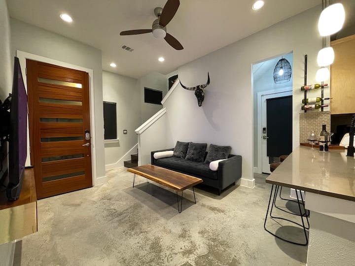 Ndihu si në shtëpi me Google Fiber, Smart TV, JBL Surround sound, Smart voice controlled light, Nest Thermostat, Smart blinds on all the windows, Schlagle Smart Locks, SimpliSafe Alarm, Tankless Water Heater, Gas Sobë, Shumë Ruajtje.