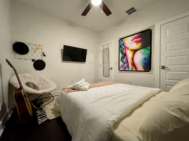 Një pamje tjetër e dhomës së gjumit lart me një dyshek me shkumë memorie dhe shumë hapësirë për t 'u çlodhur