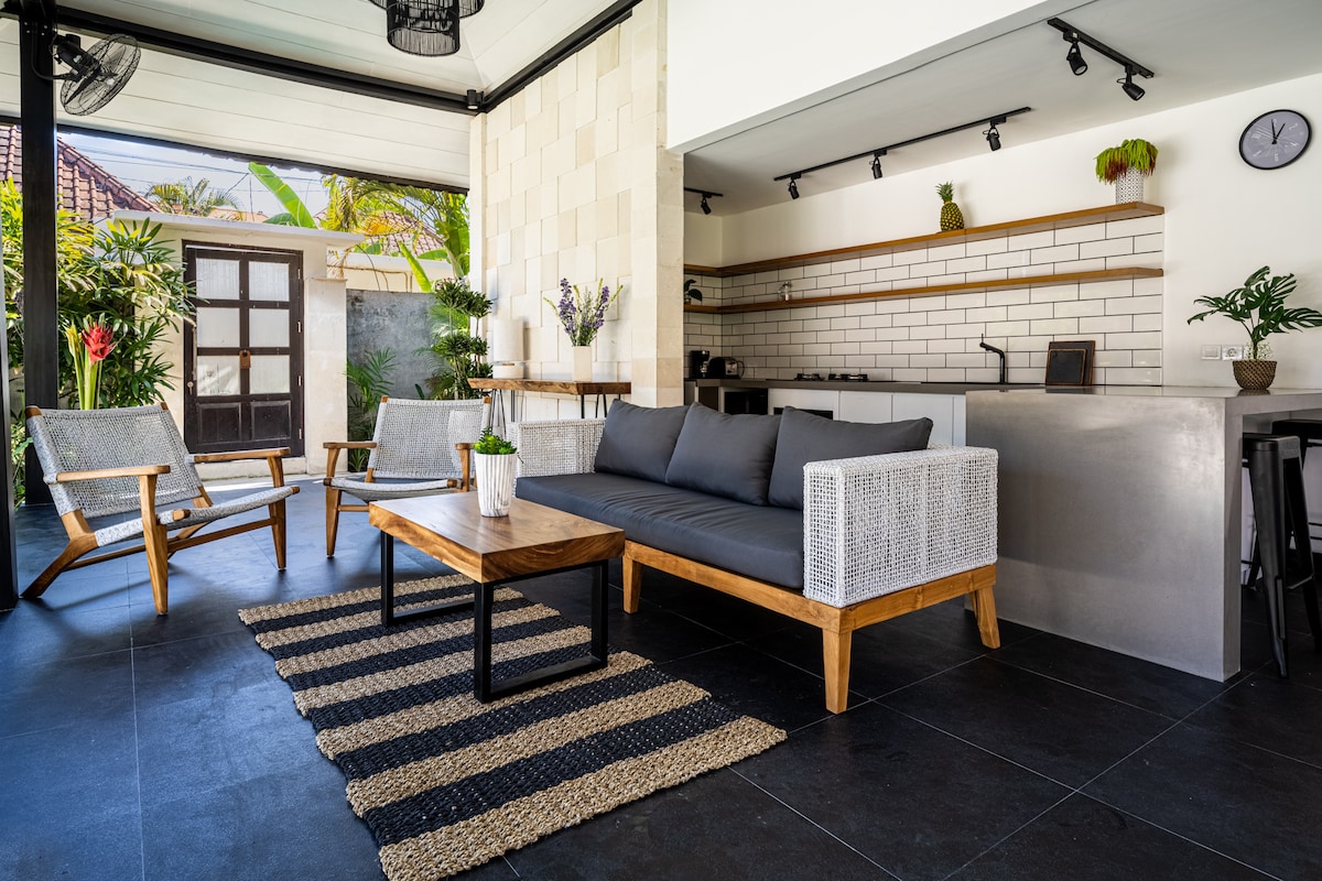 Villa in Kecamatan Denpasar Selatan · ★4.8 · 2 bedrooms · 2 beds · 2 private baths, порівнянний Airbnb