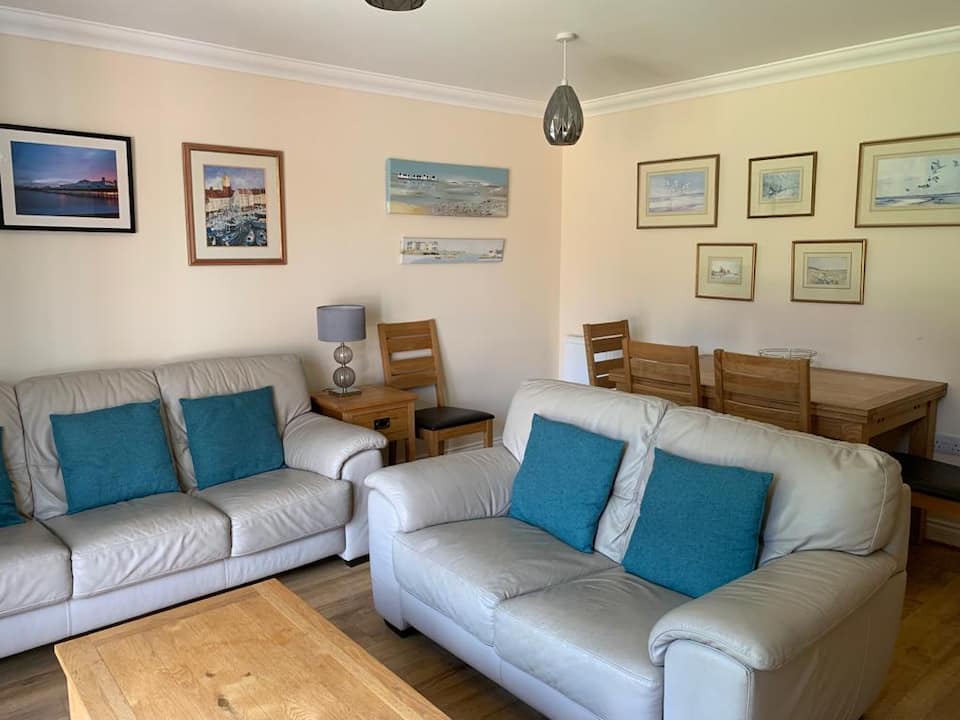 Cheerful 3 bedroom home close to beach and High St — photo 1