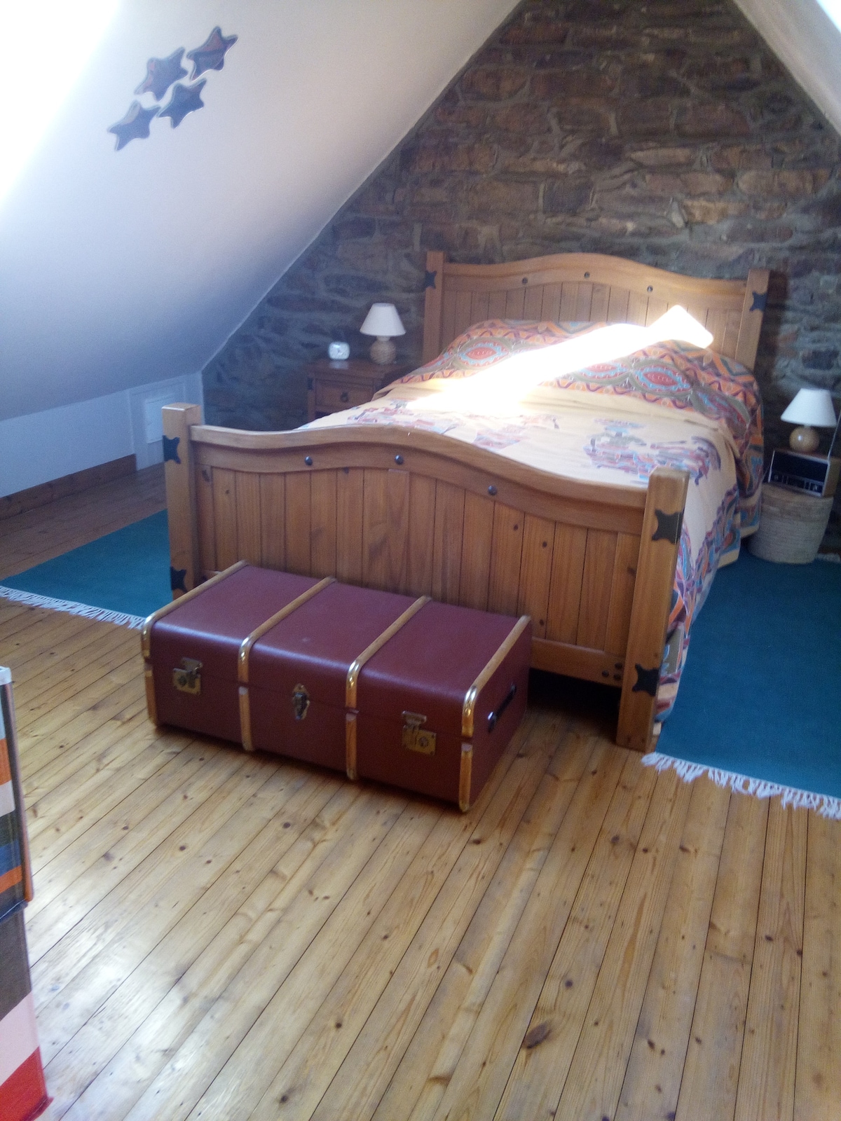 hapësirë e bollshme në dhomën e gjumit. krevat dopio i rehatshëm