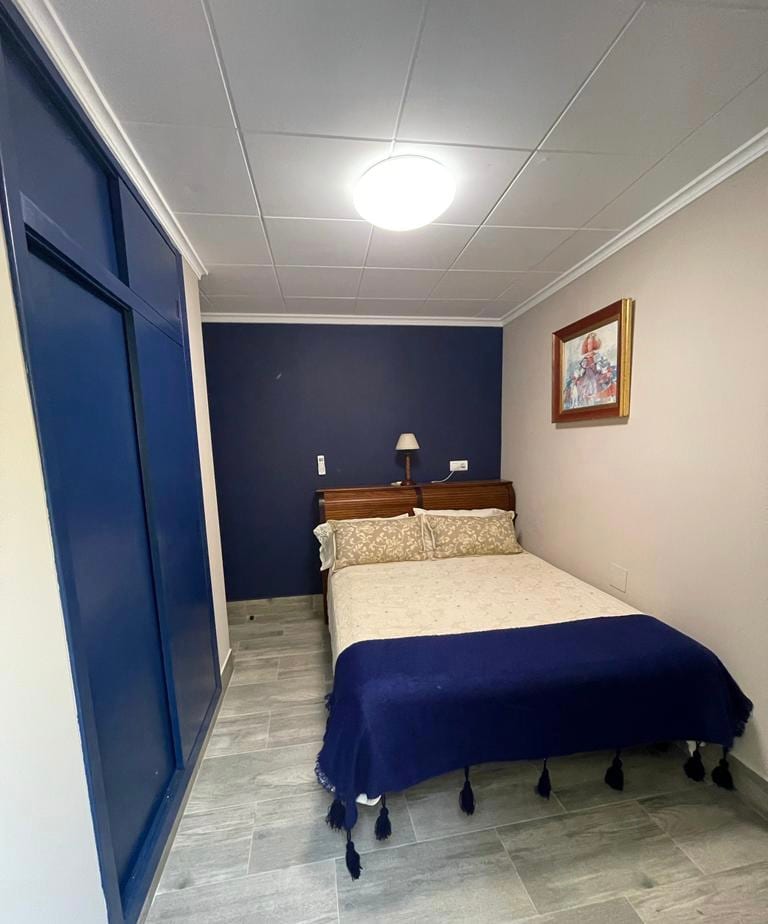 Стая с легло тип „Queen Size “; табла с отделения; голям гардероб с мецанини;  климатик„ Dual Inverter “студено отопление; телевизор 32" и достъп до вратата на терасата.