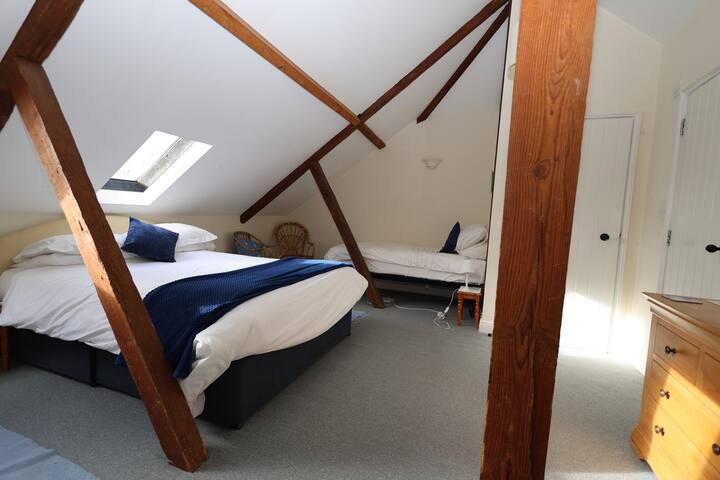 Swallows rodinná spálňa s vlastnou kúpeľňou = 1 dvojlôžková + 2 jednolôžka + detská postieľka