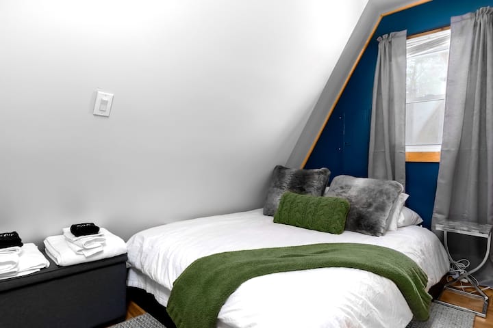 The first floor bedroom features a queen bed with luxurious Egyptian cotton Brooklinen sheets and duvet.  To add to the cozy vibe, we also have heated mattress pads with two separately adjustable zones for your sleeping comfort.