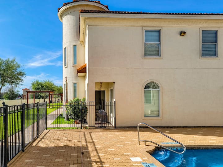 Lovely New 4 Bedroom Condo with Pool in McAllen! Condominiums for