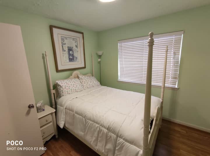 Dhomë gjumi me krevat të madhësisë së plotë. Fjetje 2
