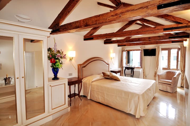 Sunset Suite with Canal view