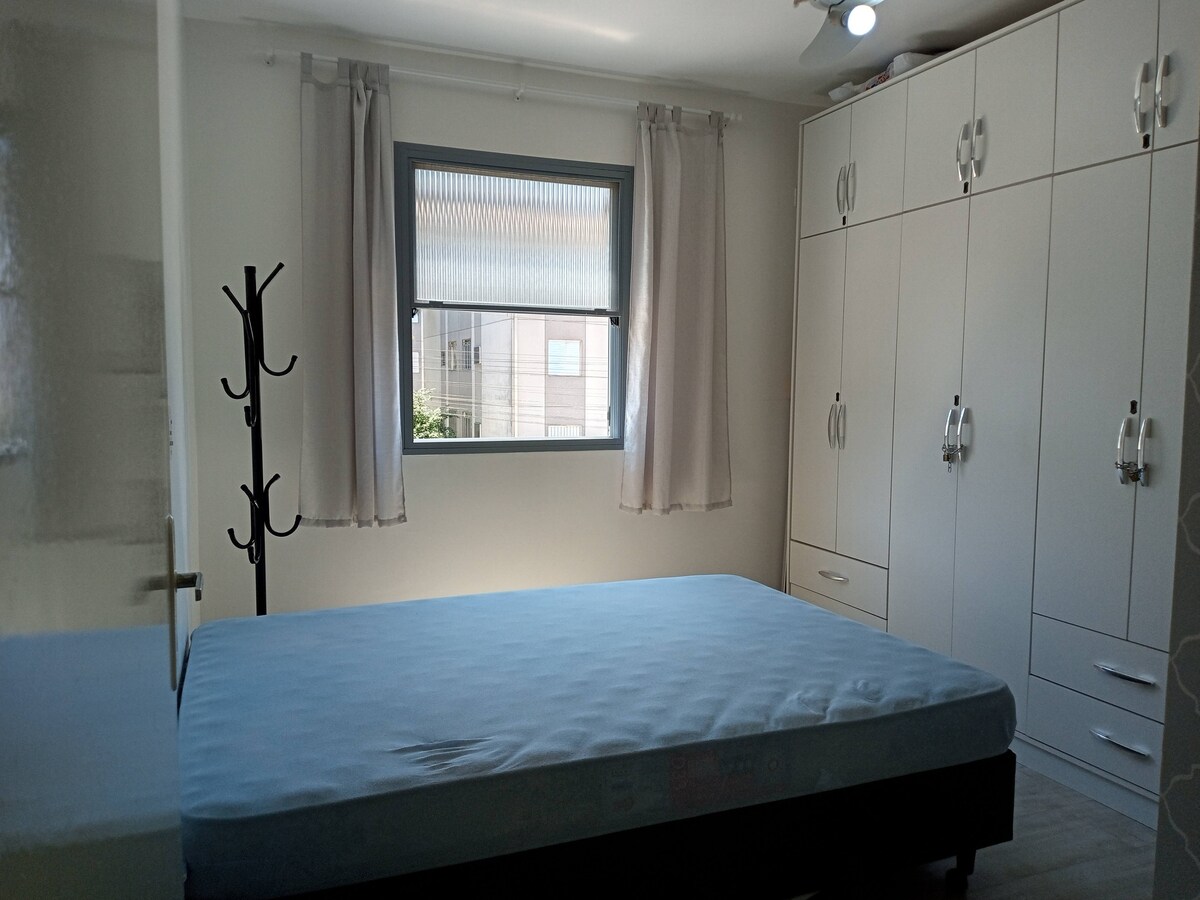 Apartman s bračnim krevetom, ormarima i TV-om.