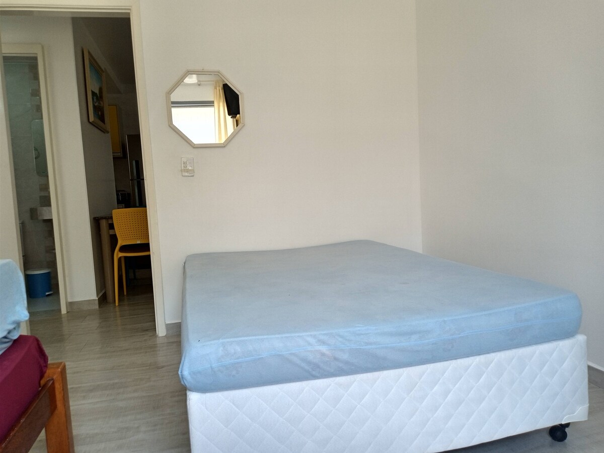 2. soba s TV-om, 1 bračnim krevetom, 1 krevetom za jednu osobu, 3 dodatna madraca.