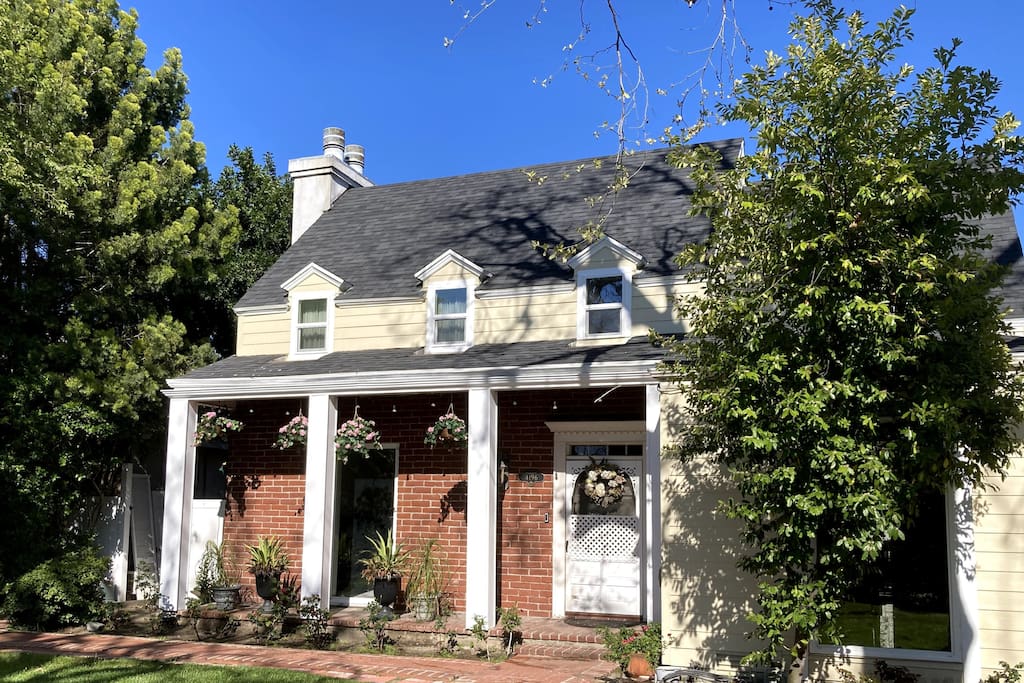 Airbnb Gated 2-Story Home, Expansive Parklike Front Lawn