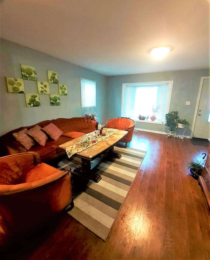 Spacious Bed Room, Free Parking, Private Washroom - Oshawa