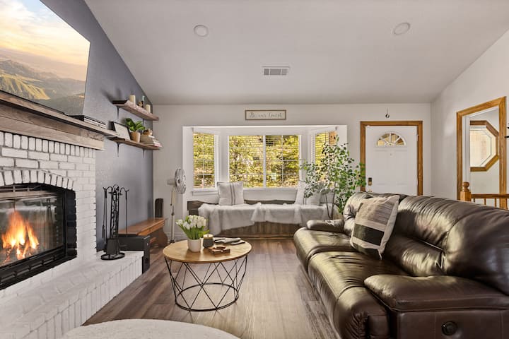 The Hideaway Haus | Views And Mini Gameroom - San Bernardino