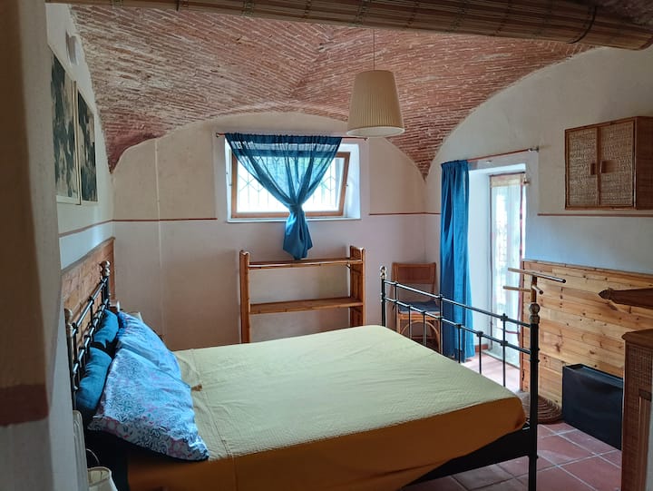 Dhomë gjumi dopio me tavan me vela në tulla të kuqe antike