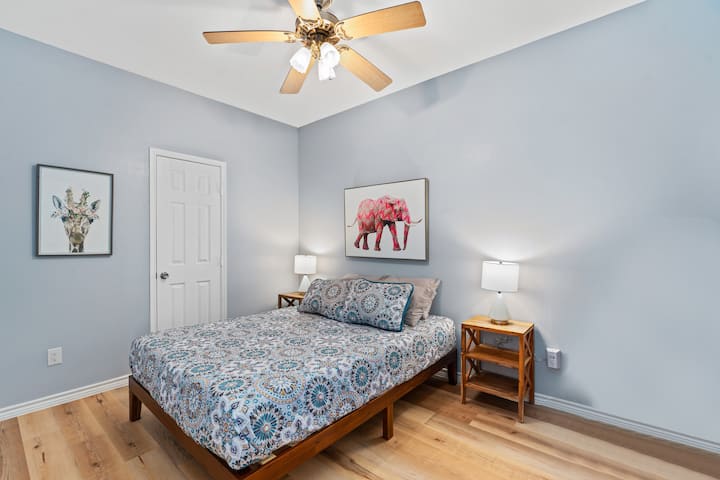 Spavaća soba br. 2: - bračni krevet (širine 150-179 cm) sa zajedničkom kupaonicom odmah preko puta hodnika.