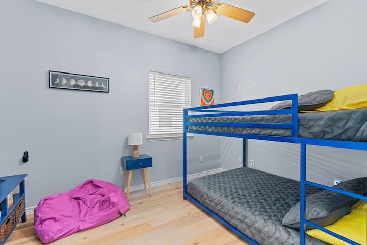 Spavaća soba br. 4:  - puni (bračni) preko punog (bračnog) kreveta na kat.  Za 4 osobe.  

Privatni WC.  