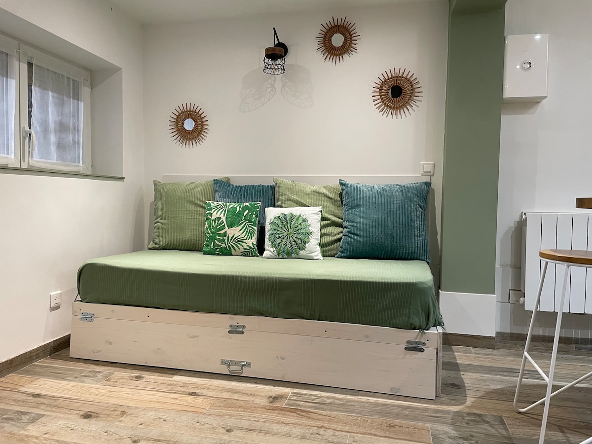 Top performing Airbnb: AAM_Lovely independent suite near the train station in Houilles