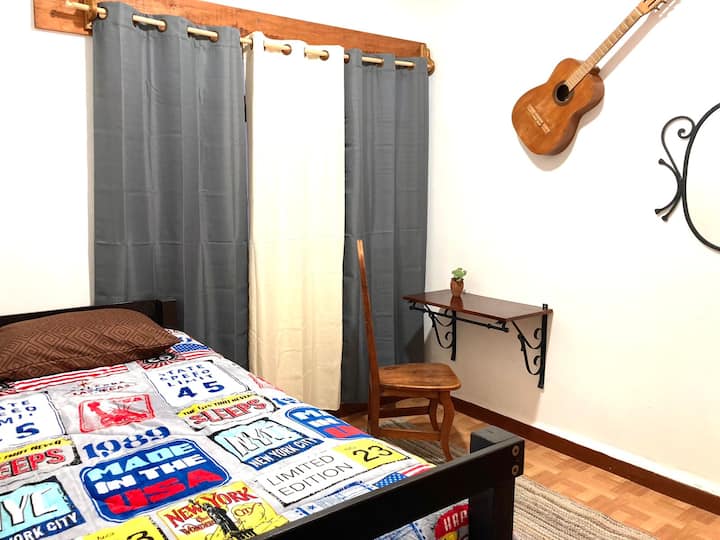 ห้องนอนพร้อมเตียงเดี่ยวและโต๊ะทำงานที่พักที่เย็นสบายและน่ารื่นรมย์สุดๆ!