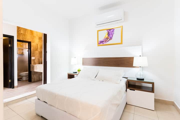 غرفة النوم الرئيسية والحمام الخاص