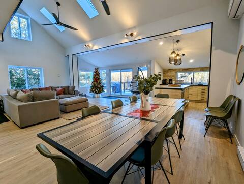 Large cottage w/ a 9-seat hot tub by the ski hills